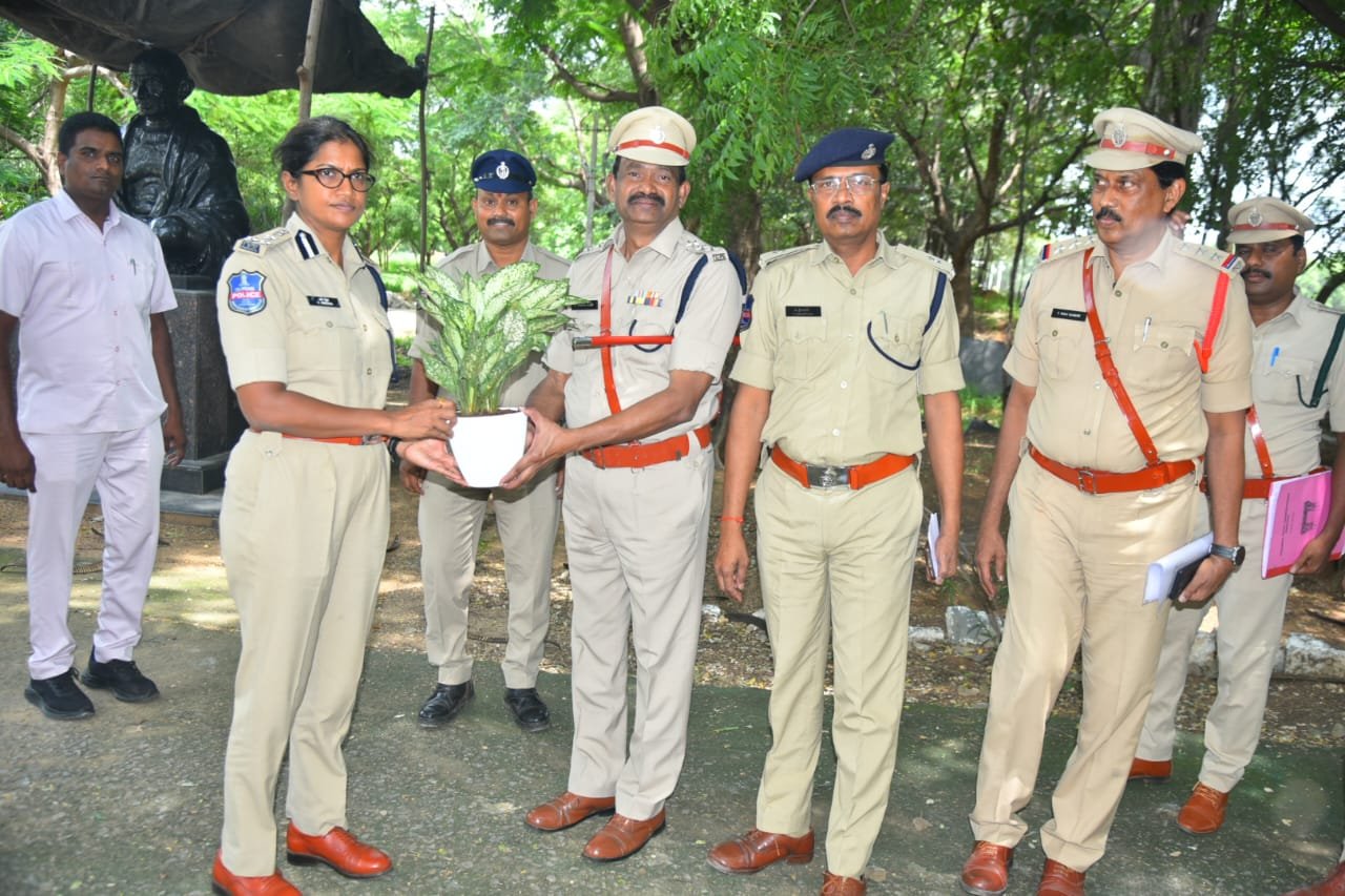 మడికొండ పోలీస్ శిక్షణ కేంద్రాన్ని సందర్శించిన సీపీ  ఎన్. శ్వేత